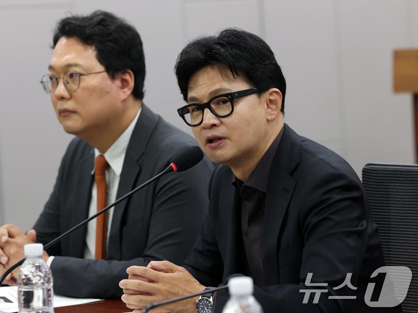 본문 이미지 - 한동훈 무소속 의원이 23일 오전 서울 여의도 국회 의원회관에서 열린 '참정권 피해사태와 선거제도 개혁 국회 토론회'에서 격려사를 하고 있다. 2026.6.23 ⓒ 뉴스1 황기선 기자