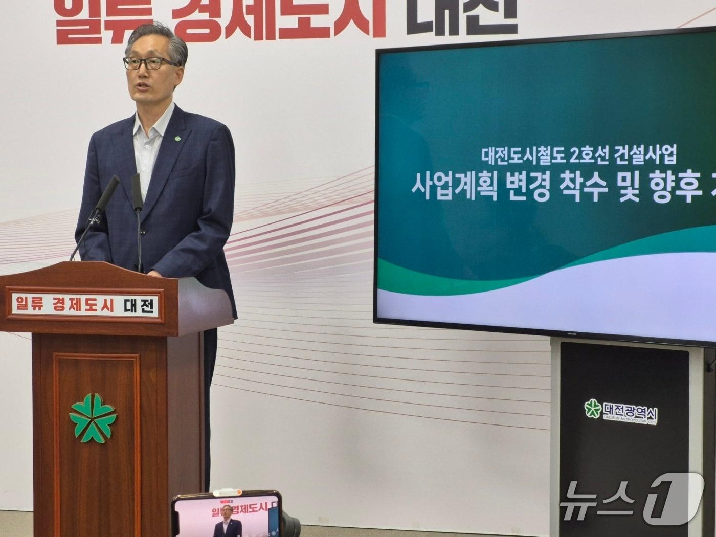 본문 이미지 - 유득원 대전시 행정부시장이 23일 트램 개통 시기 지연에 대해 브리핑을 하고 있다. (박종명 가자) / 뉴스1