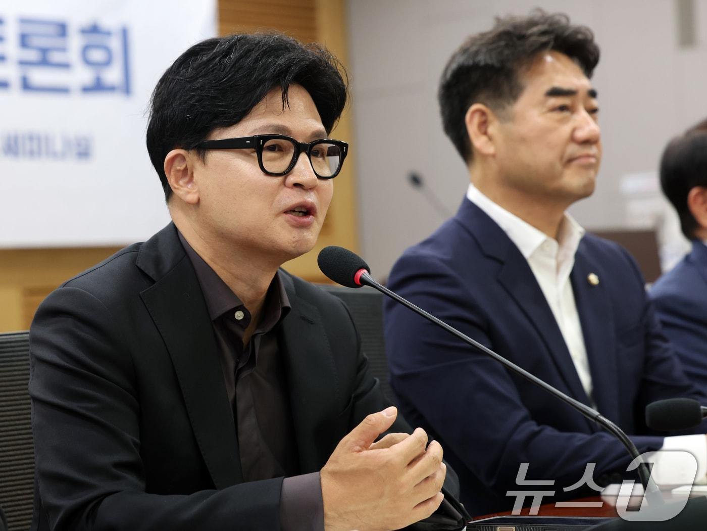본문 이미지 - 한동훈 무소속 의원이 23일 오전 서울 여의도 국회 의원회관에서 열린 '참정권 피해사태와 선거제도 개혁 국회 토론회'에서 격려사를 하고 있다. ⓒ 뉴스1 황기선 기자