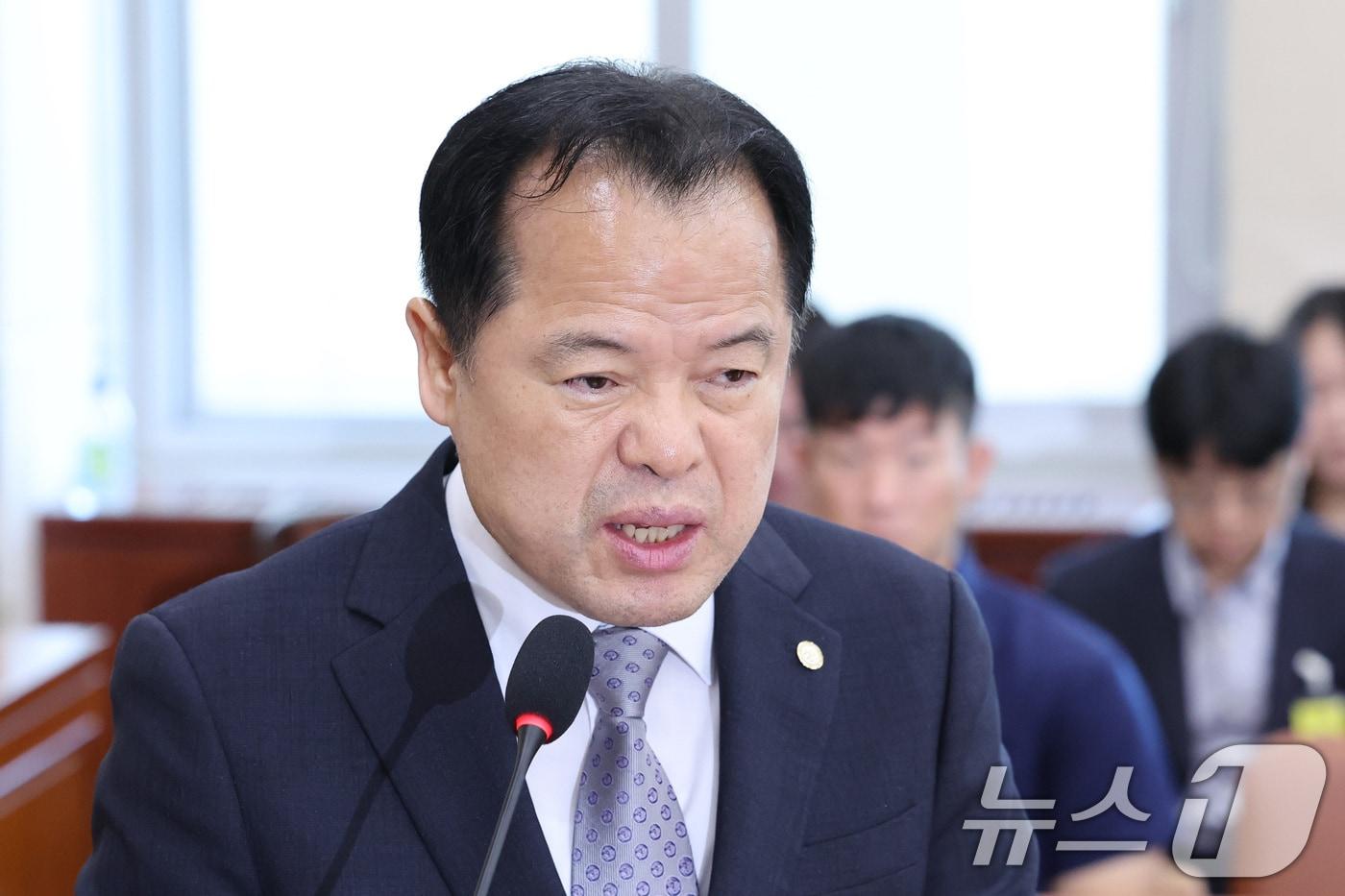 본문 이미지 - 위철환 선관위원장 직무대행이 23일 오전 서울 여의도 국회에서 열린 제9회전국동시지방선거투표용지부족 사태 등 국민참정권침해진상규명 및 선거관리개혁을 위한 국정조사 특별위원회에서 업무 보고를 하고 있다. ⓒ 뉴스1 신웅수 기자