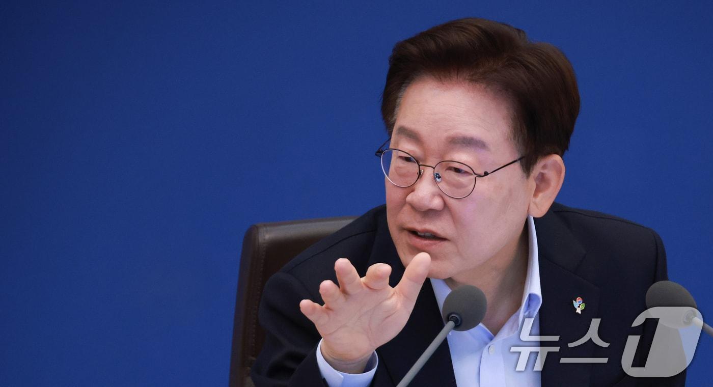 본문 이미지 - 이재명 대통령이 23일 청와대에서 열린 국무회의 겸 비상경제점검회의에서 발언하고 있다. (청와대통신사진기자단) 2026.6.23 ⓒ 뉴스1 허경 기자