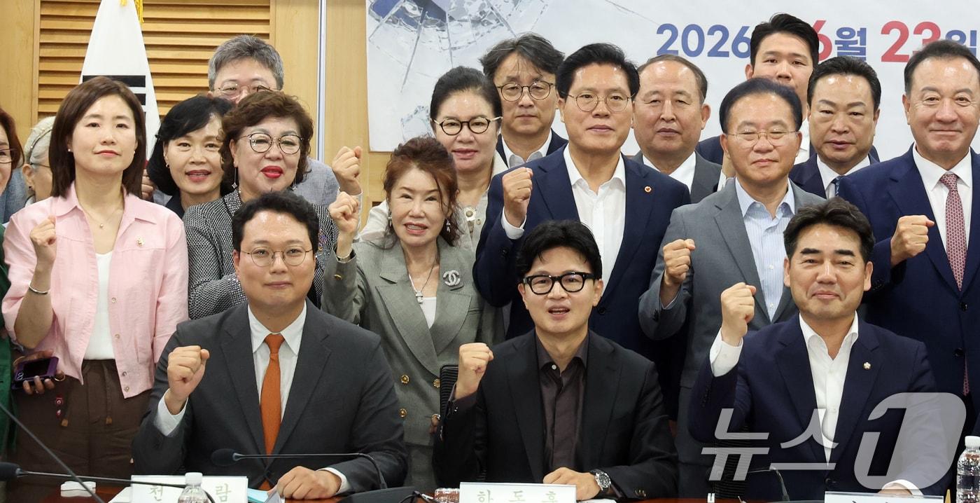본문 이미지 - 한동훈 무소속 의원이 23일 오전 서울 여의도 국회 의원회관에서 열린 '참정권 피해사태와 선거제도 개혁 국회 토론회'에서 참석자들과 기념촬영을 하고 있다. 2026.6.23 ⓒ 뉴스1 황기선 기자