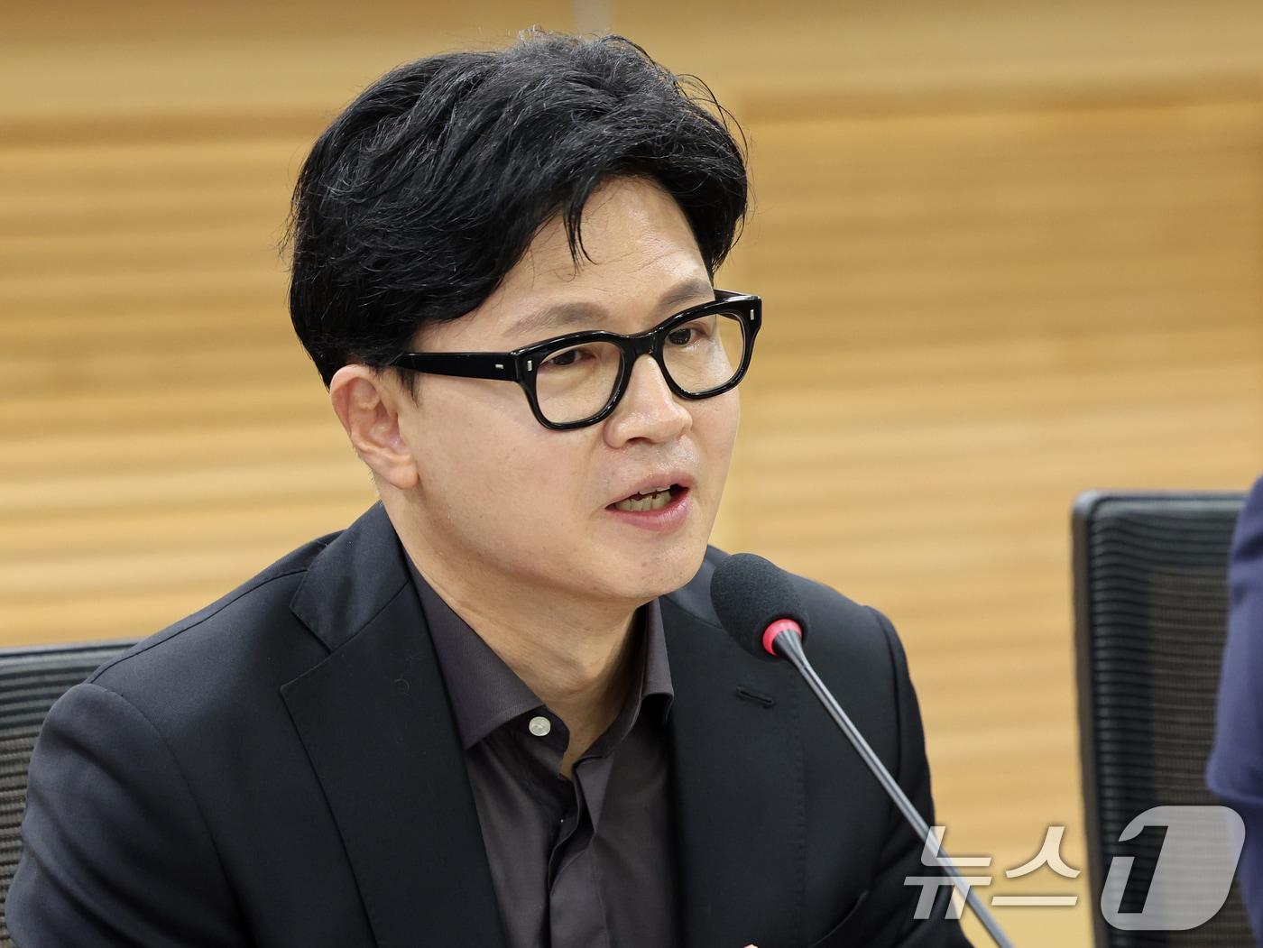 본문 이미지 - 한동훈 무소속 의원이 지난 23일 서울 여의도 국회 의원회관에서 열린 '참정권 피해사태와 선거제도 개혁 국회 토론회'에서 격려사를 하고 있다. 2026.6.23 ⓒ 뉴스1 황기선 기자