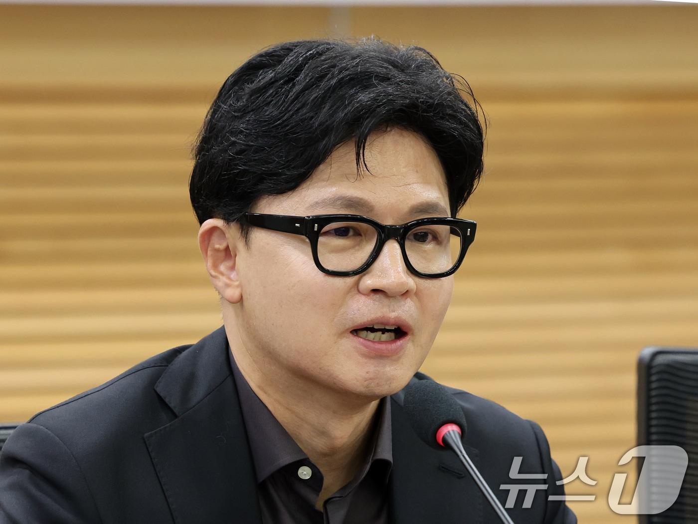 본문 이미지 - 한동훈 무소속 의원이 23일 서울 여의도 국회 의원회관에서 열린 '참정권 피해사태와 선거제도 개혁 국회 토론회'에서 격려사를 하고 있다. 2026.6.23 ⓒ 뉴스1 황기선 기자