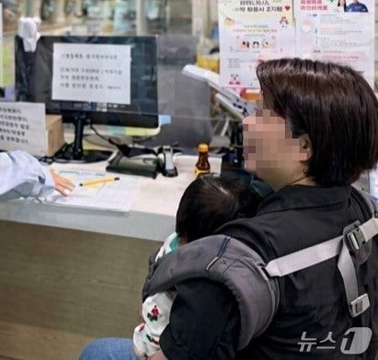 본문 이미지 - 출생 미신고 아동 지원을 받은 A씨가 대구 서구 비산7동 행정복지센터에서 상담을 받고 있다. (대구 서구 제공. 재판매 및 DB 금지)