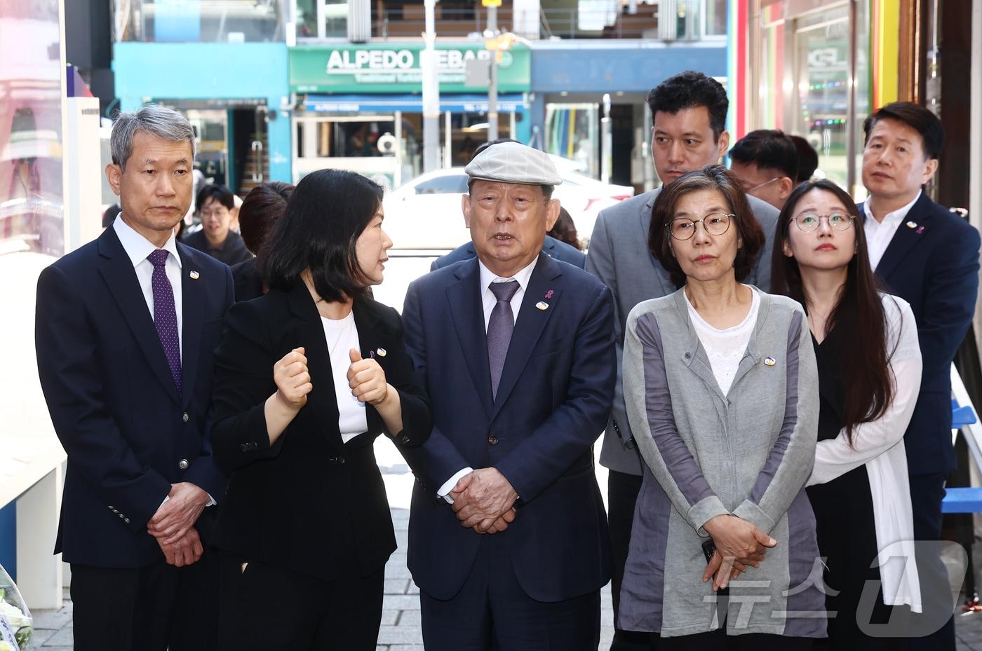본문 이미지 - 송두환 10·29 이태원참사 진상규명과 재발방지를 위한 특별조사위원회(이태원특조위) 신임 위원장이 23일 오전 서울 용산구 이태원참사 골목을 찾아 헌화를 마치고 둘러보고 있다. 2026.6.23 ⓒ 뉴스1 김민지 기자