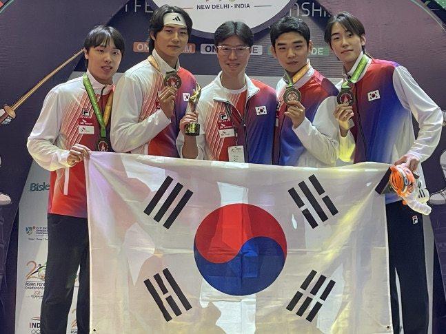 본문 이미지 - 남자 사브르 대표팀 박상원(왼쪽부터), 오상욱, 원우영 코치, 황희근, 도경동.(대한펜싱협회 제공)