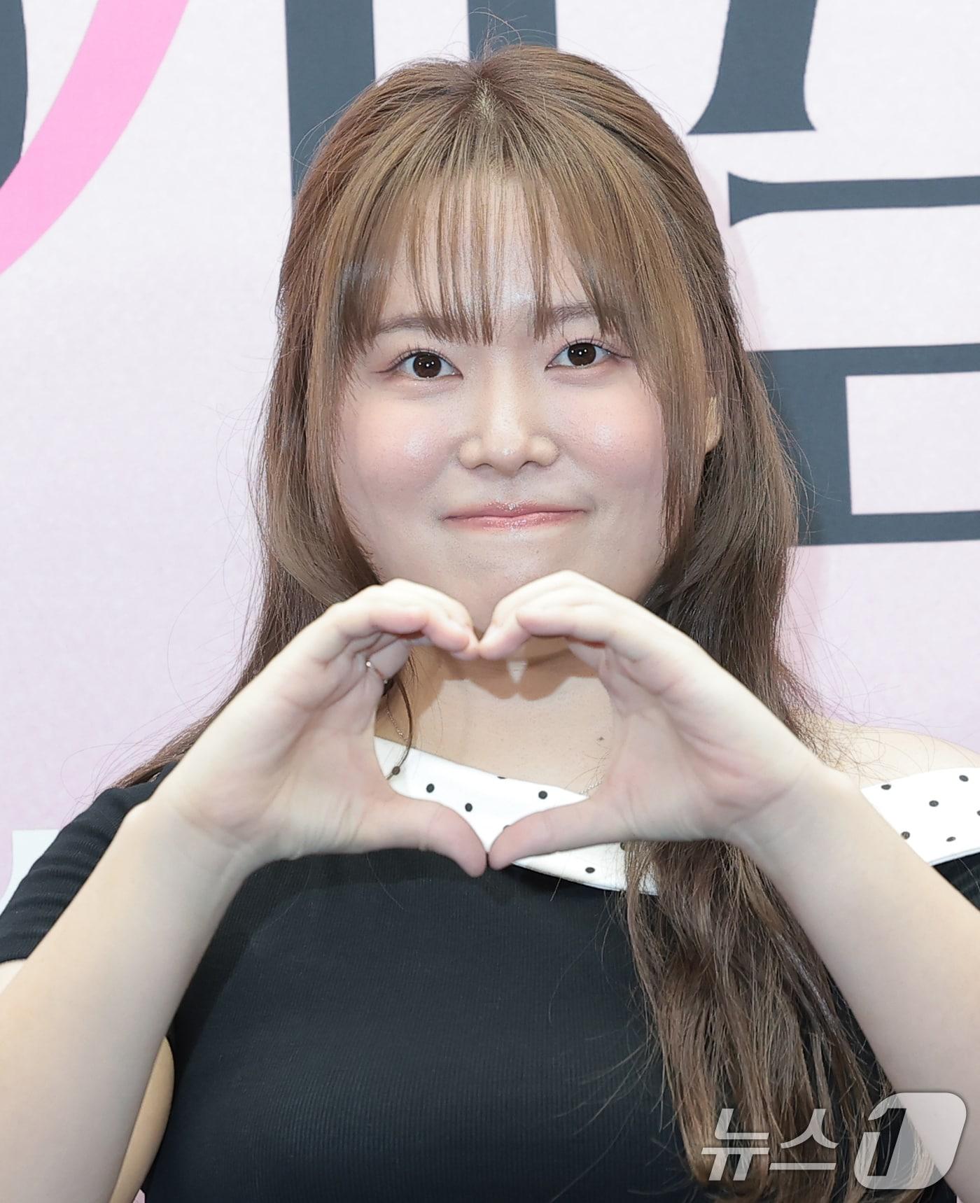 본문 이미지 - 유튜버 찰스엔터가 23일 서울 마포구 스탠포드호텔에서 열린 넷플릭스 일일 예능 ‘연애실험실’(연출 이진주, 강유민) 제작발표회에 참석해 포즈를 취하고 있다. 2026.6.23 ⓒ 뉴스1 권현진 기자