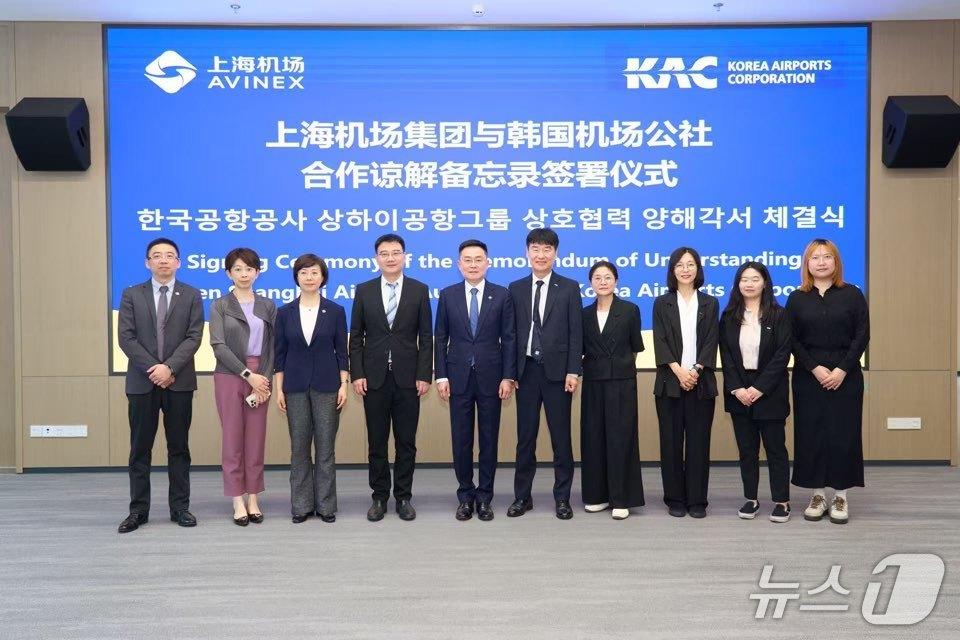 본문 이미지 - 박재희 한국공항공사 사장 직무대행(왼쪽에서 6번째)이 23일 중국 상하이 홍차오공항에서 상하이공항그룹과 지방공항-상하이 노선 확대를 위한 업무협약을 체결한 후 저우하오 상하이공항그룹 사장(왼쪽에서 5번째)과 기념 사진을 찍고 있다.(한국공항공사 제공. 재배포 및 DB금지)2026.6.23/뉴스1