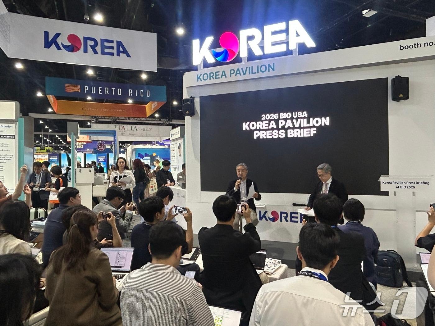본문 이미지 - 22일(현지시간) '2026 바이오 인터내셔널 컨벤션'(바이오 USA)이 열린 미국 샌디에이고 컨벤션센터 내 한국 통합관에서 이승규 부회장(왼쪽)과 김락곤 대한무역투자진흥공사(KOTRA) 뉴욕무역관장이 기자간담회를 진행 중이다. 2026.6.22/뉴스1 ⓒ News1 문대현 기자