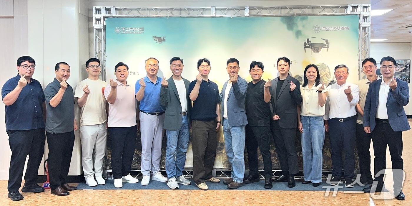 본문 이미지 - 중원대 대학원 군사학 과정 단체사진.(중원대 제공. 재판매 및 DB금지)/뉴스1