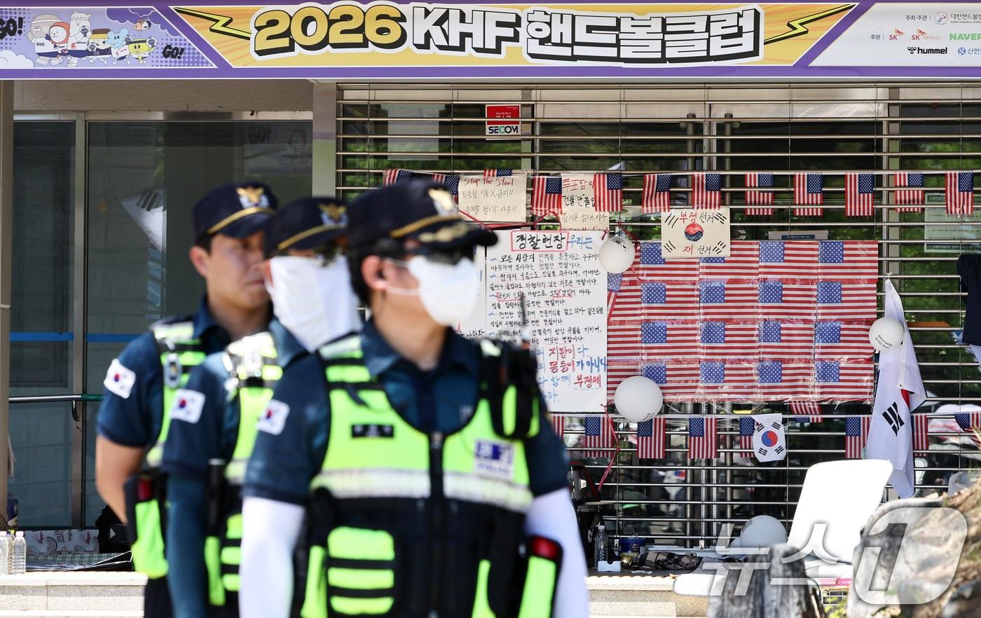 본문 이미지 - '부정 투표'를 주장하는 시위대에게 점거된 핸드볼경기장.  ⓒ 뉴스1 최지환 기자