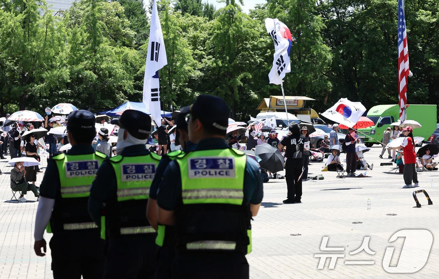 본문 이미지 - 제9회 전국동시지방선거 투표용지 부족 사태를 규탄하는 개표소 봉쇄 시위가 이어지는 23일 서울 송파구 올림픽공원 핸드볼경기장 개표소 앞에서 집회 참가자들이 구호를 외치고 있다. 2026.6.23 ⓒ 뉴스1 최지환 기자