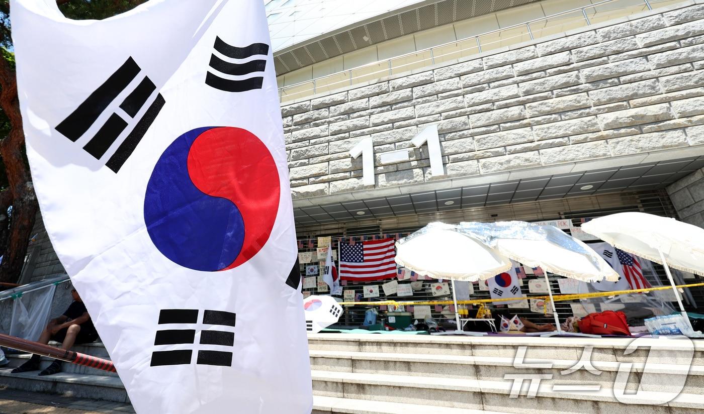 본문 이미지 - 제9회 전국동시지방선거 투표용지 부족 사태를 규탄하는 개표소 봉쇄 시위가 이어지는 서울 송파구 올림픽공원 핸드볼경기장 개표소 입구. 2026.6.23 ⓒ 뉴스1 최지환 기자