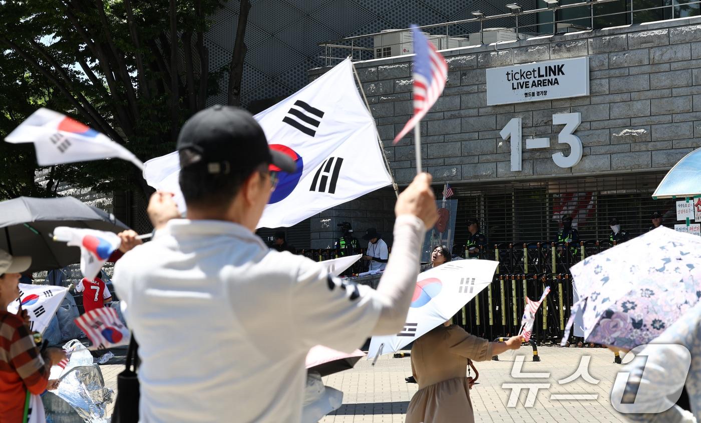 본문 이미지 - 제9회 전국동시지방선거 투표용지 부족 사태를 규탄하는 개표소 봉쇄 시위가 이어지는 23일 서울 송파구 올림픽공원 핸드볼경기장 개표소 앞에서 집회 참가자들이 구호를 외치고 있다. 2026.6.23 ⓒ 뉴스1 최지환 기자