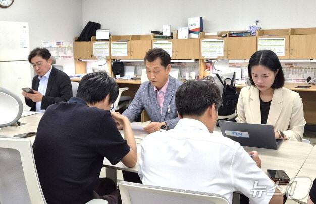 본문 이미지 - 전북교육감직 인수위 정재균 대변인이 23일 전북교육청에서 정례브리핑을 열고 교육혁신선도지역 공모 참여에 대해 설명하고 있다./뉴스1