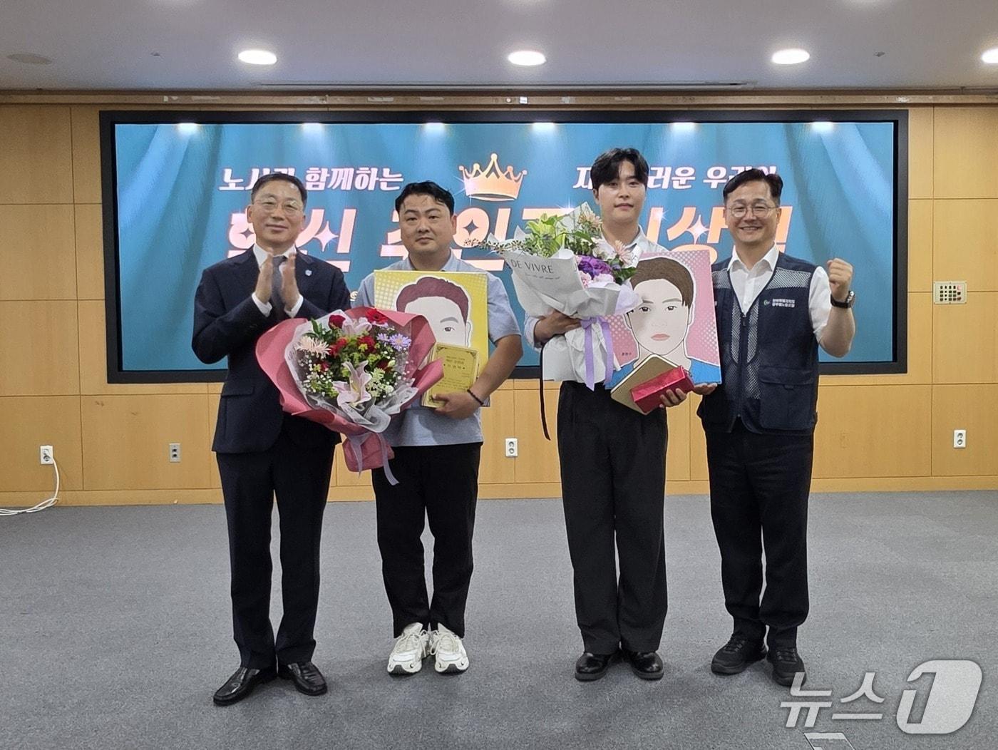 본문 이미지 - 23일 전북도가 2분기 혁신 주인공으로 오경석 주무관(왼쪽 두번째)과 정희수 주무관(왼쪽 세번째)을 선정했다.(전북도제공. 재판매 및 DB금지)2026.6.23/뉴스1 