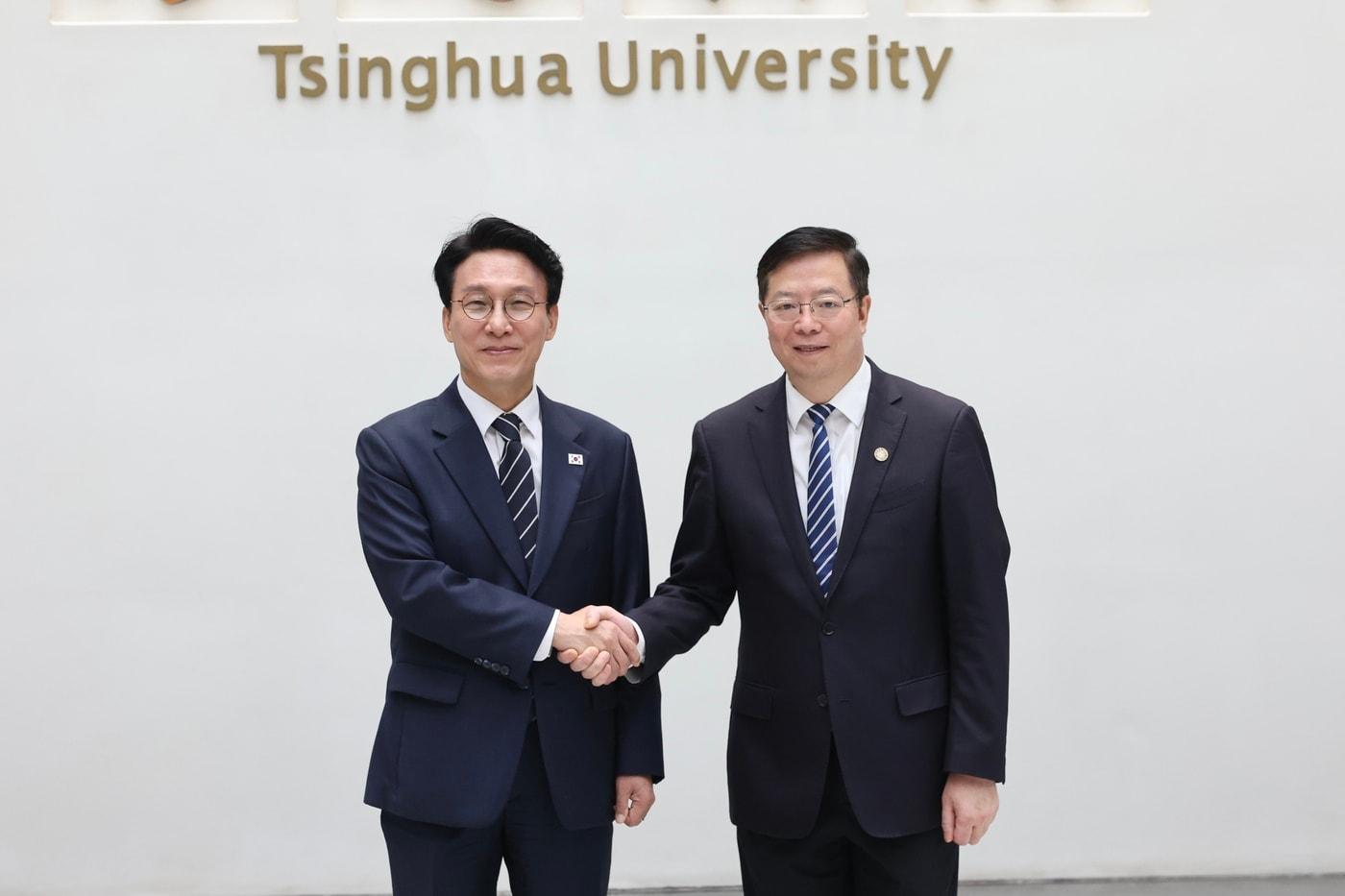 본문 이미지 - 김민석 국무총리가 23일 중국 베이징 칭화대에서 추융 칭화대 당서기와 만났다.(총리실 제공)