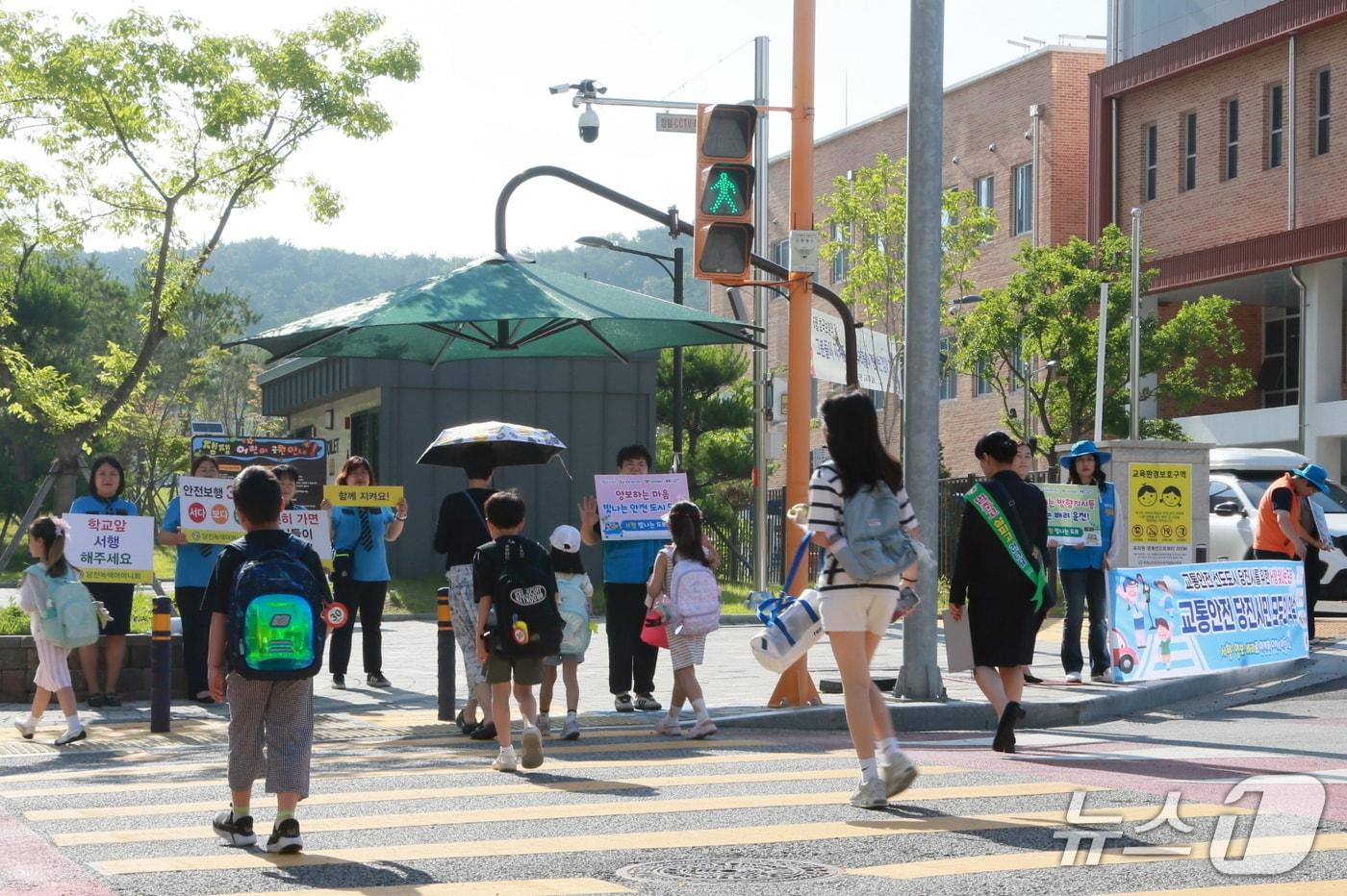 본문 이미지 - 현대제철 당진제철소가 23일 혜성초 일원에서 민관 합동 등굣길 교통안전 캠페인을 실시했다.(현대제철 제공. 재판매 및 DB금지)/뉴스1