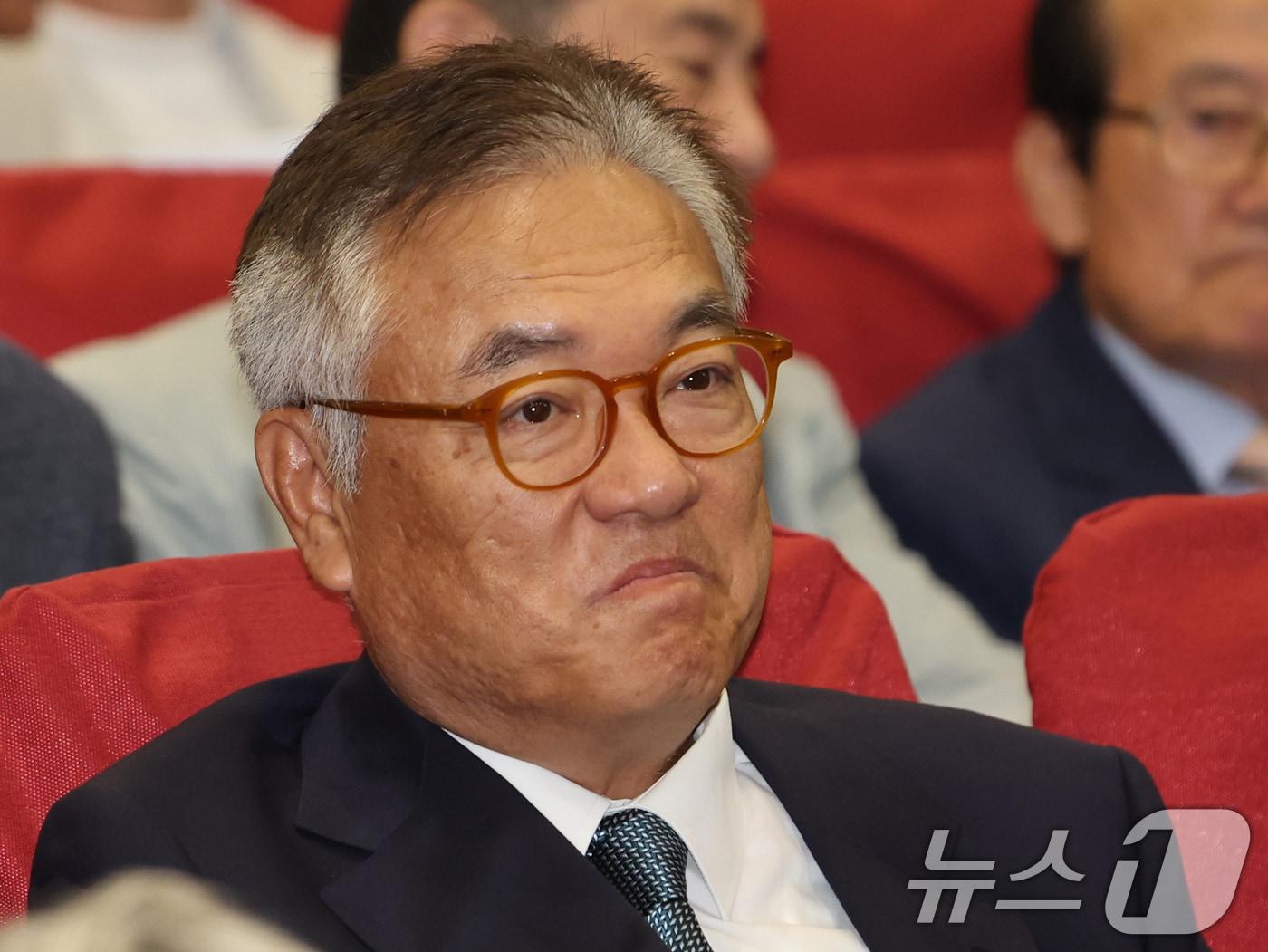 본문 이미지 - 정진석 전 대통령 비서실장이 23일 오후 서울 여의도 국회 의원회관에서 열린 '김종필 총재 탄생 100주년 기념 및 8주기 추도식'에 자리하고 있다. 2026.6.23 ⓒ 뉴스1 황기선 기자