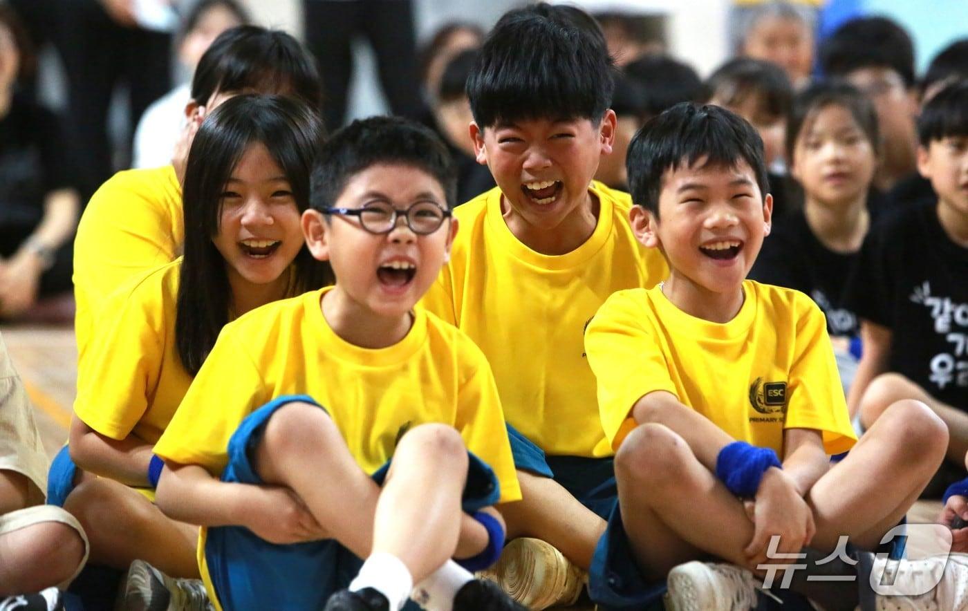 본문 이미지 - 충북 단양 어상천초등학교 전교생 6명이 4회 작은학교들의 큰 운동회에 참석했다. 2026.6.23ⓒ 뉴스1 손도언 기자 