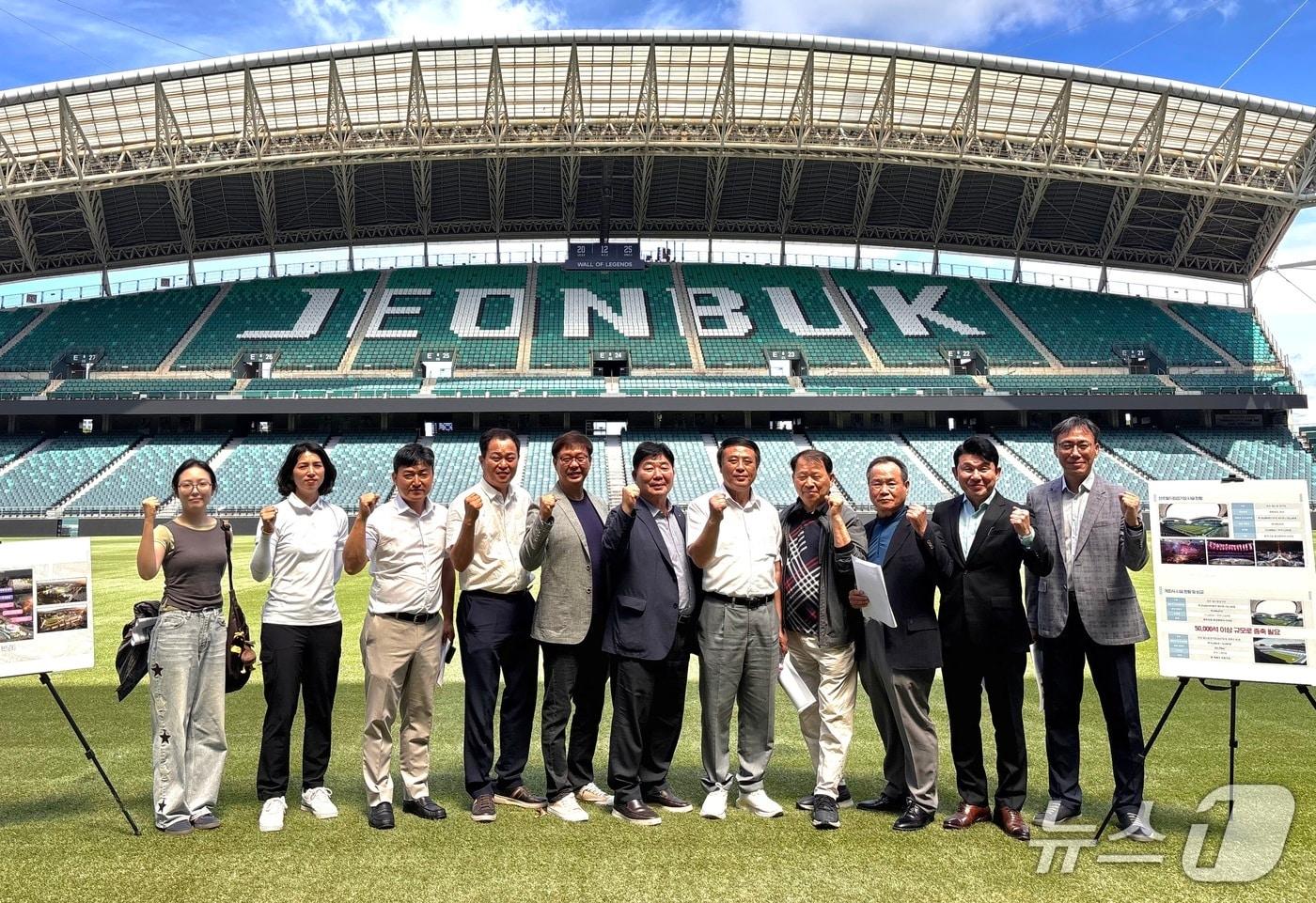 본문 이미지 - 23일 전북도지사직 인수위 하계올림픽특위가 전주월드컵경기장을 점검하고 있다.(인수위제공, 재판매 및 DB금지)2026.6.23/뉴스1