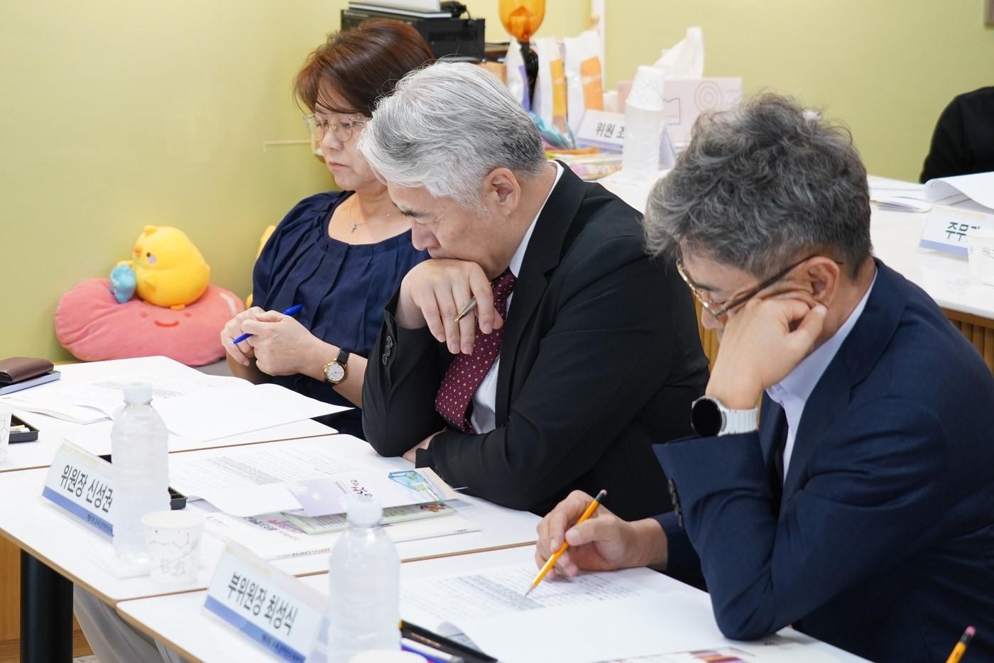 본문 이미지 -  23일 세종늘벗학교에서 간담회를 하는 교육감직 인수위원들. (세종교육감직 인수위 제공. 재판매 및 DB 금지)