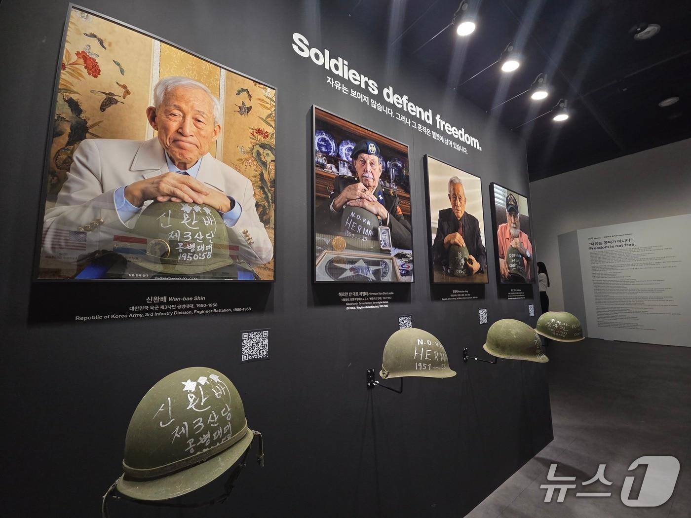 본문 이미지 - LIG D&A 창사 50주년 기념 한국전 참전용사 헌정 사진전 전시 모습. (LIG D&A 제공)