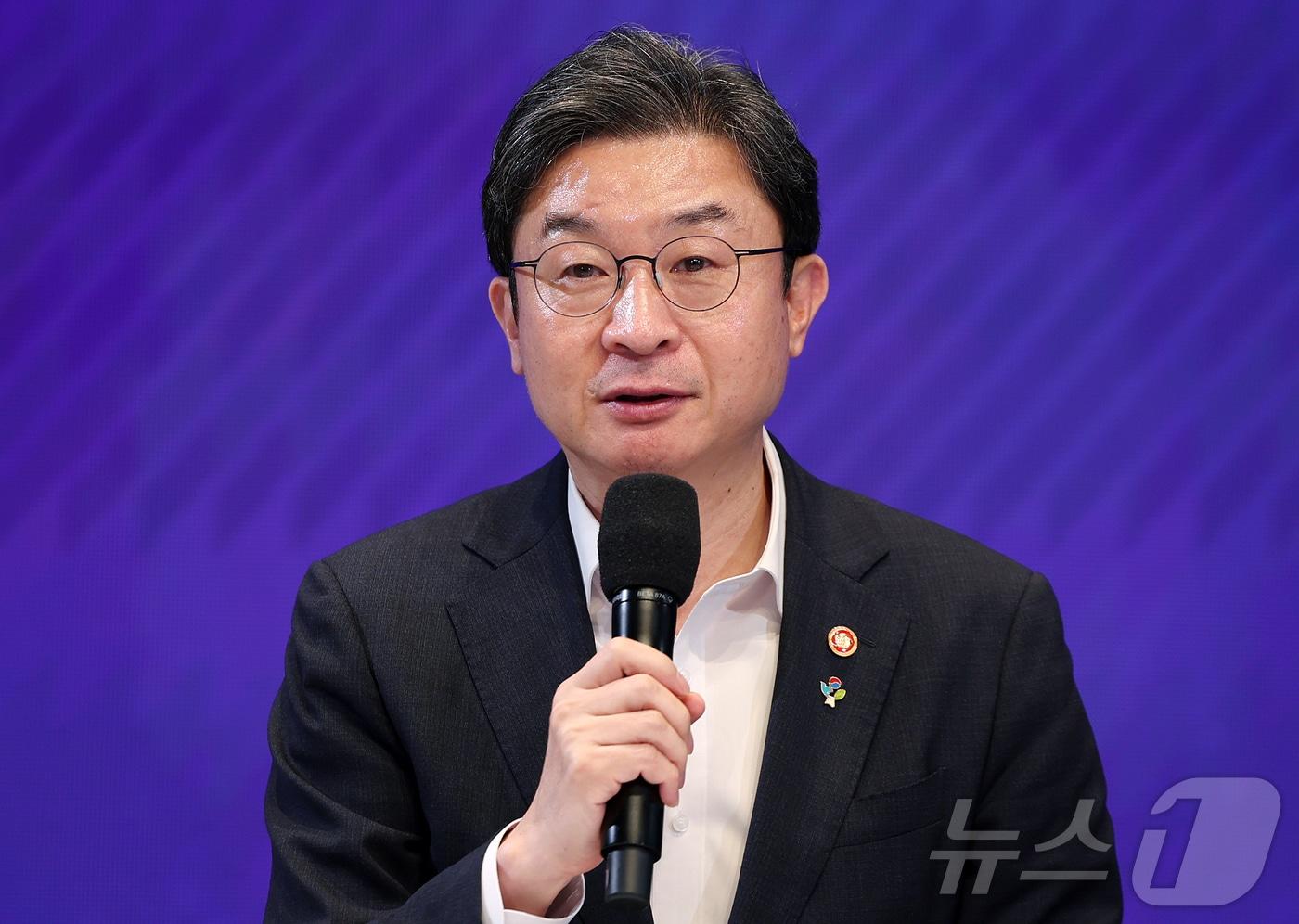 본문 이미지 - 이억원 금융위원장이 23일 오후 서울 마포구 SVC 서울에서 열린 모태펀드-국민성장펀드 이어달리기 간담회 ‘벤처·스타트업이 글로벌 유니콘으로 도약합니다’에 참석해 인사말을 하고 있다. 2026.6.23 ⓒ 뉴스1 김진환 기자