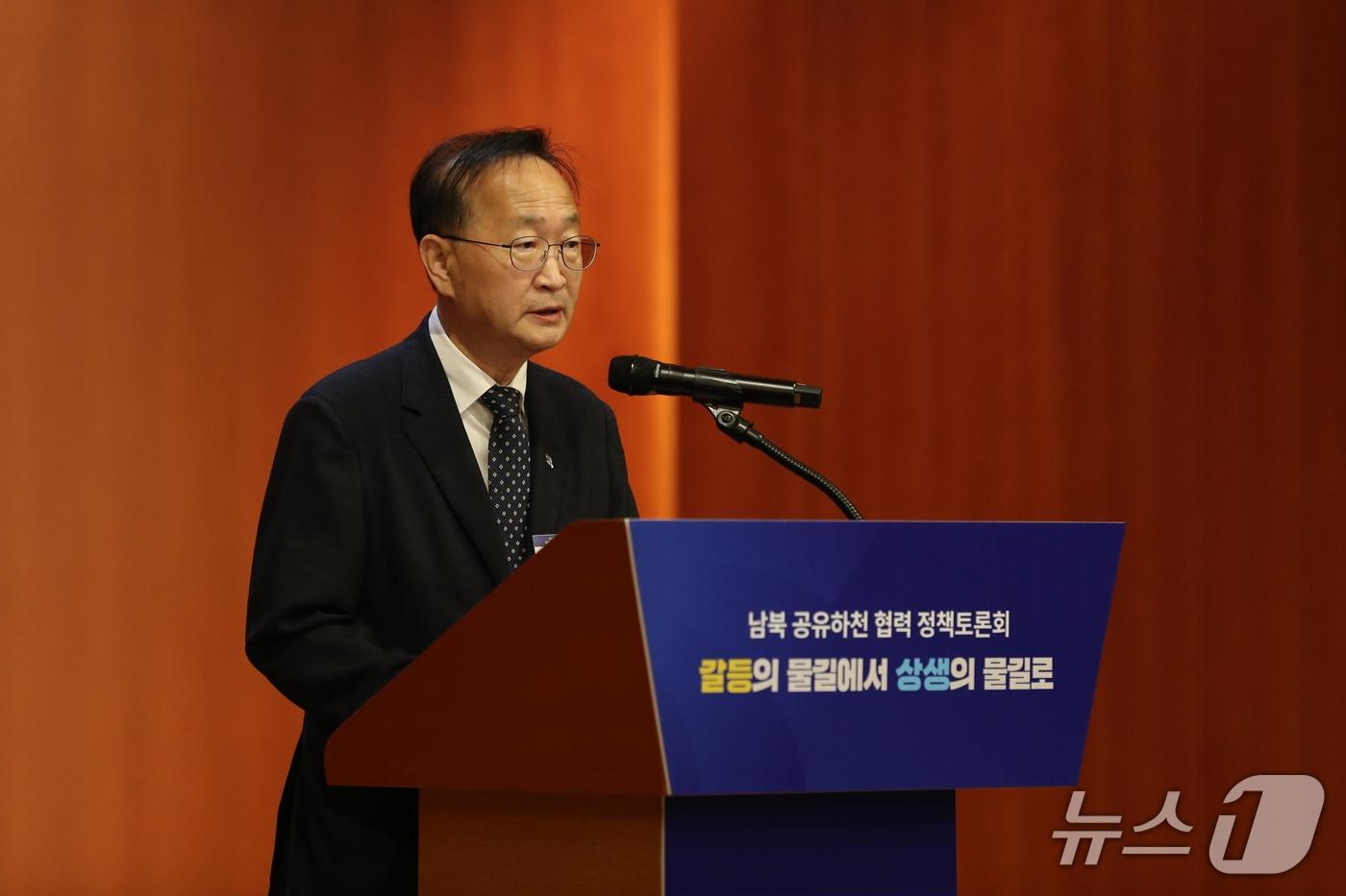 본문 이미지 - 통일부와 대통령 직속 국가물관리위원회가 23일 남북 공유하천의 평화적 이용과 재해 예방 방안을 모색하기 위한 정책토론회를 개최했다.(통일부 제공).