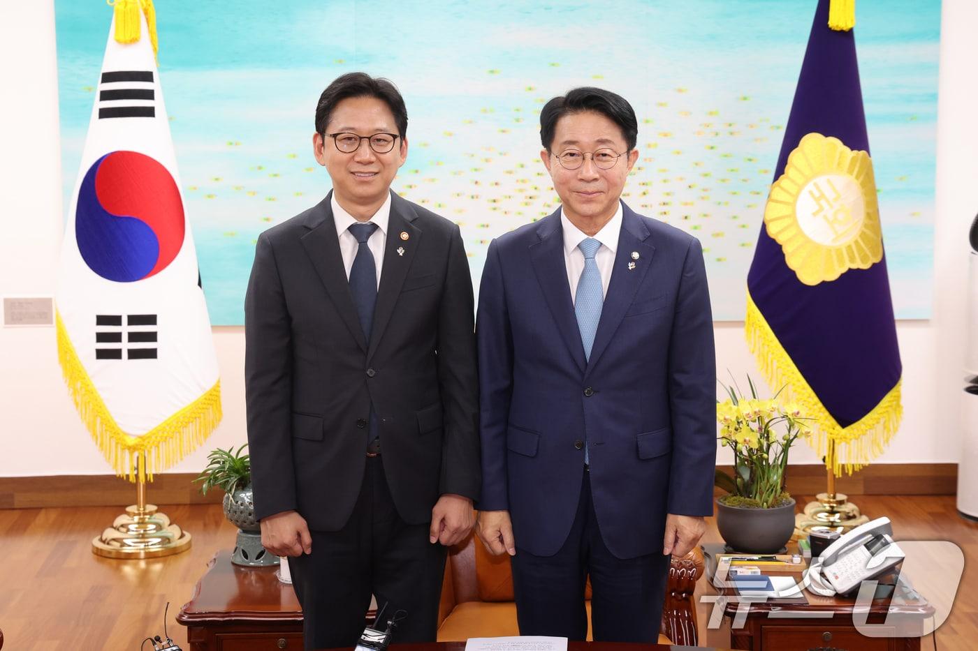본문 이미지 - 조정식 국회의장과 배경훈 배경훈 부총리 겸 과학기술정보통신부 장관이 23일 오후 서울 여의도 국회 의장집무실에서 기념촬영을 하고 있다. 2026.6.23 ⓒ 뉴스1 황기선 기자
