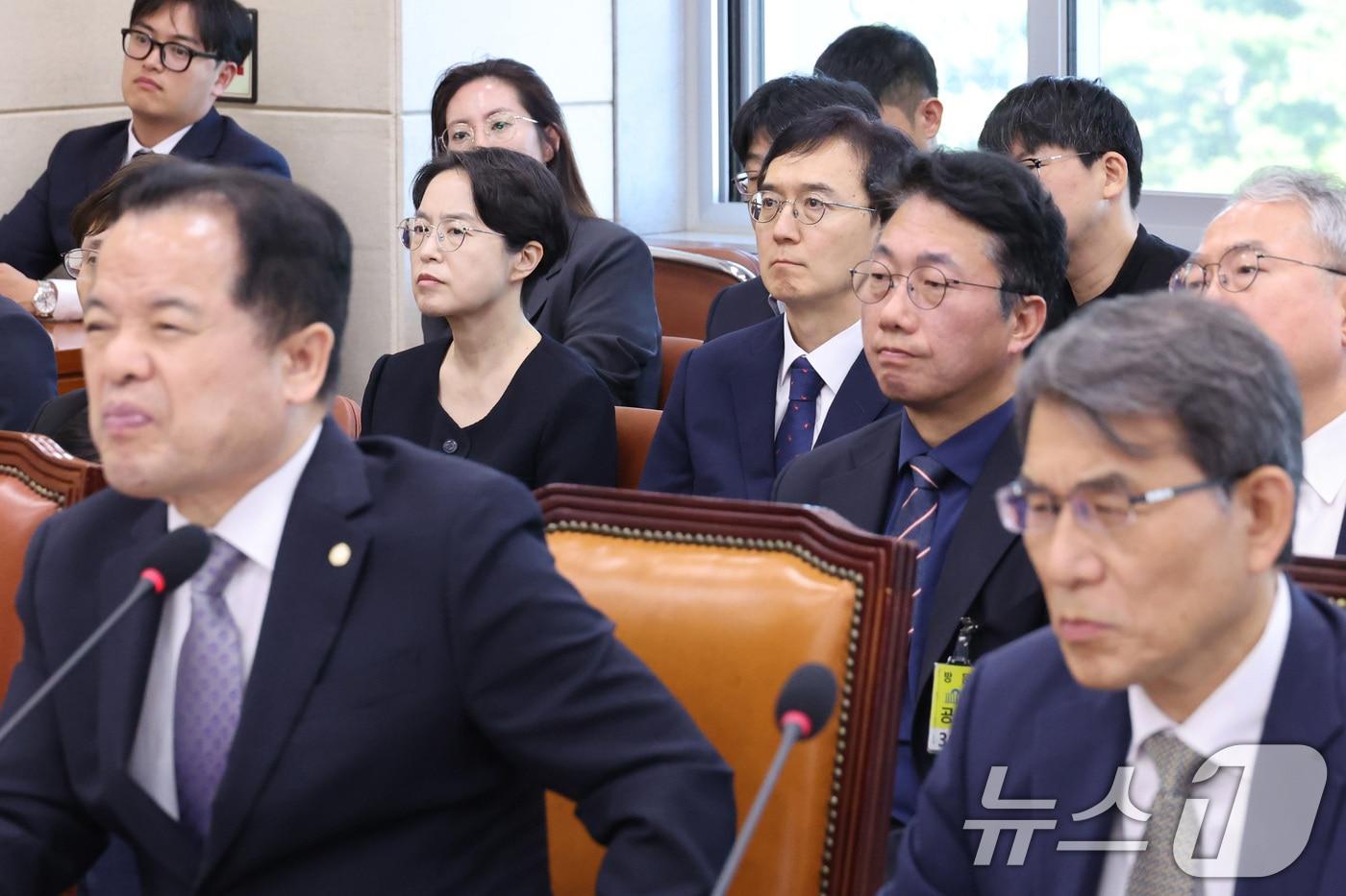 본문 이미지 - 노태악 전 중앙선거관리위원장과 위철환 중앙선거관리위원장 직무대행, 민소영 전 송파구 선관위원장(왼쪽), 오민석 전 서울시 선관위원장이 23일 서울 여의도 국회에서 열린 제9회전국동시지방선거투표용지부족 사태 등 국민참정권침해진상규명 및 선거관리개혁을 위한 국정조사 특별위원회에 자리하고 있다. 2026.6.23 ⓒ 뉴스1 신웅수 기자