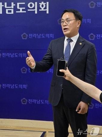 본문 이미지 - 송형곤 더불어민주당 전남광주통합시의회 의장 후보가 23일 의원총회에서 의장 후보로 선출된 후 5층 브리핑룸에서 당선 소감을 밝히고 있다.(독자제공. 재배포 및 DB 금지)