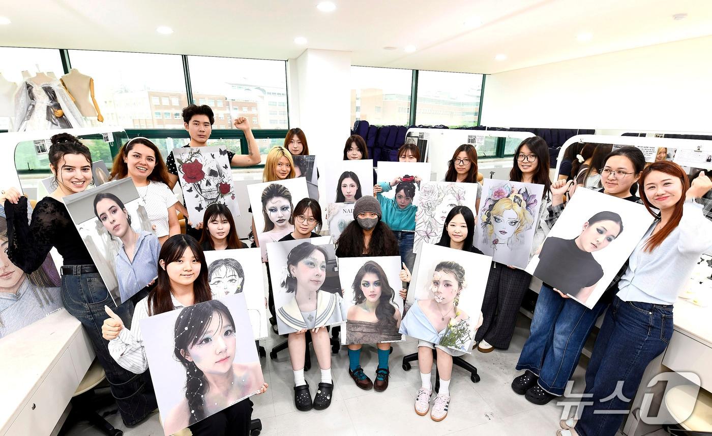 본문 이미지 - 영진전문대 뷰티융합과 홍정아 교수(오른쪽)와 외국인 유학생들이 'K-뷰티 작품 미니 품평회'에 참여하고 있다. (영진전문대 제공. 재판매 및 DB 금지)