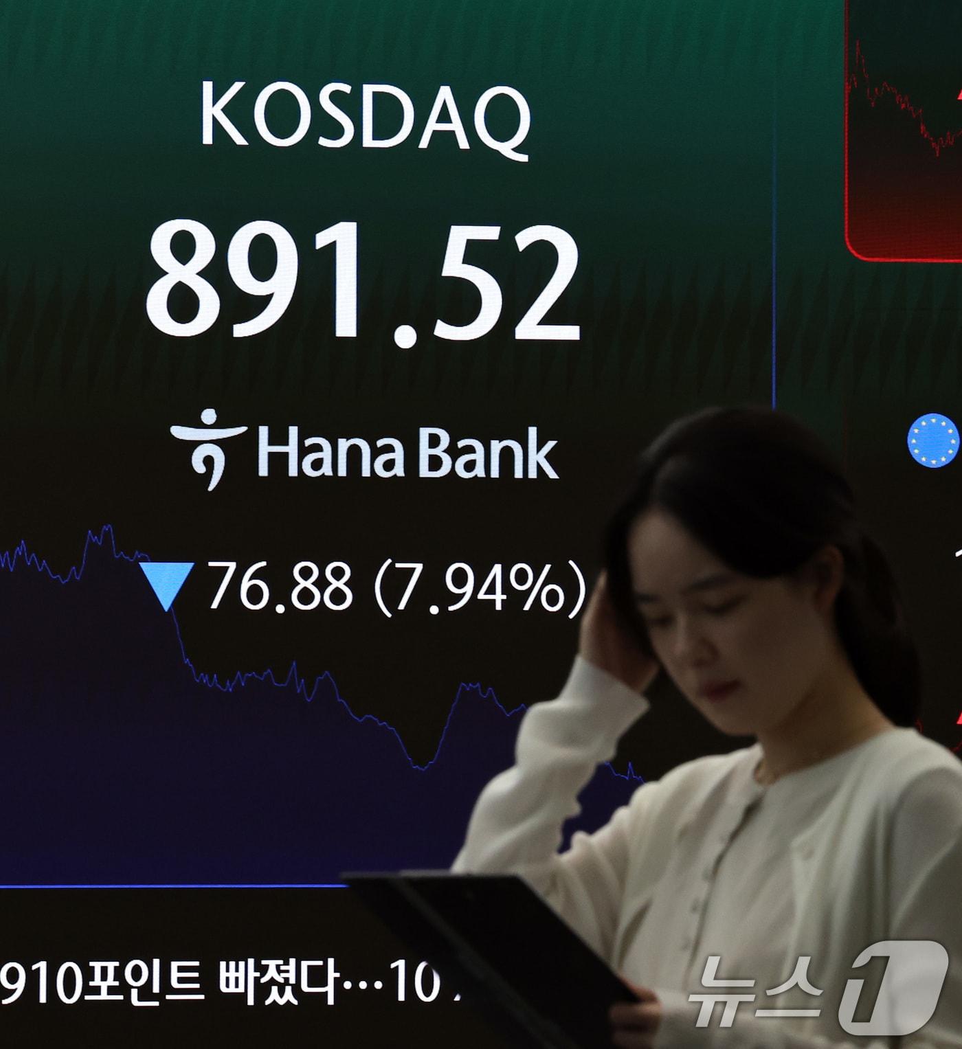 본문 이미지 - 23일 서울 중구 하나은행 본점 딜링룸 전광판에 코스닥 등 시황이 나오고 있다. 2026.6.23 ⓒ 뉴스1 구윤성 기자