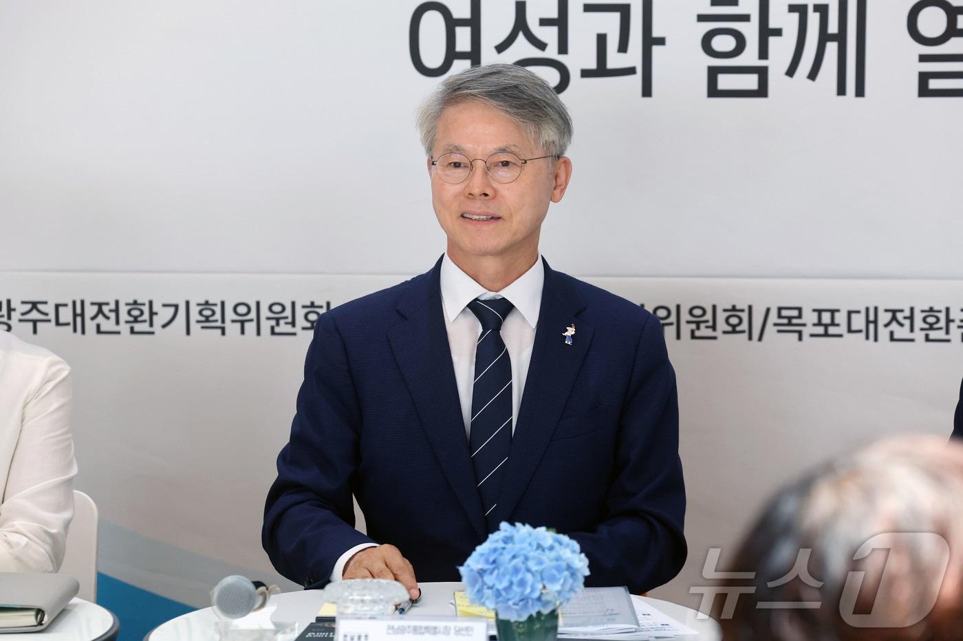 본문 이미지 - 민형배 전남광주특별시장 당선인이 23일 전남 목포 김대중 노벨평화상 기념관에서 열린 특별시민과의 대화 여성 분야 행사에 참석해 시민들의 의견을 듣고 있다. 2026.6.23 ⓒ 뉴스1 조수민 수습기자