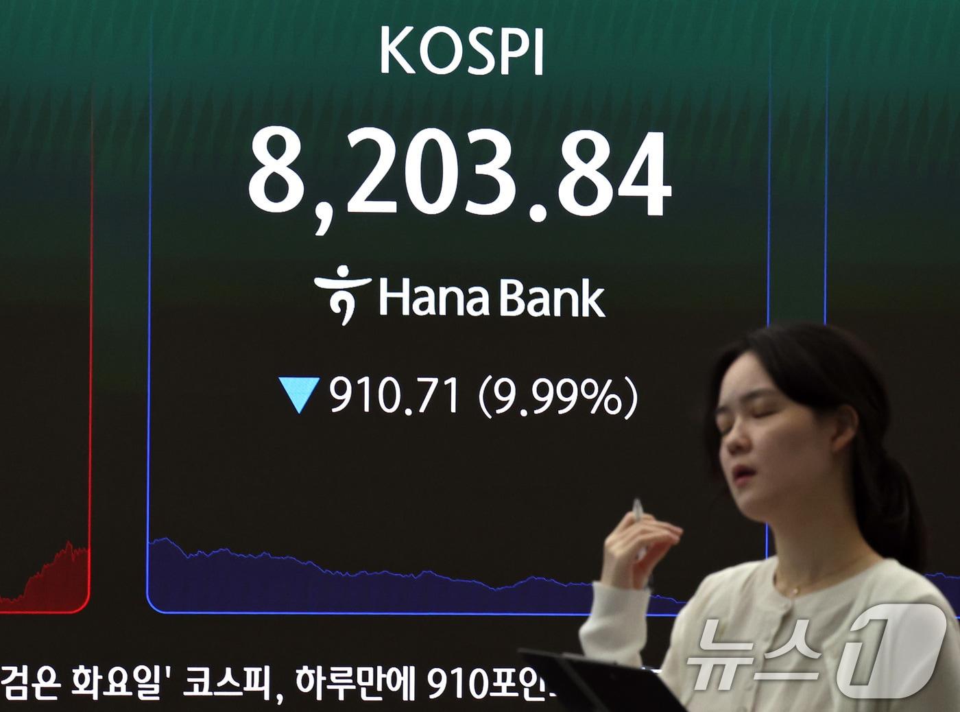 본문 이미지 - 23일 서울 중구 하나은행 본점 딜링룸 전광판에 코스피 등 시황이 나오고 있다. 2026.6.23 ⓒ 뉴스1 구윤성 기자
