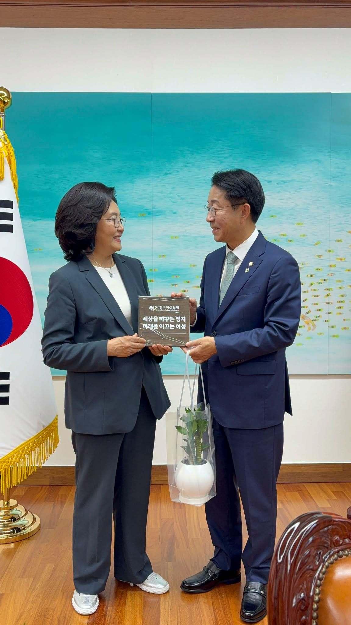 본문 이미지 - 박영선 한국여성의정 제6기 상임대표(왼쪽)와 조정식 국회의장(박 상임대표 페이스북 갈무리).