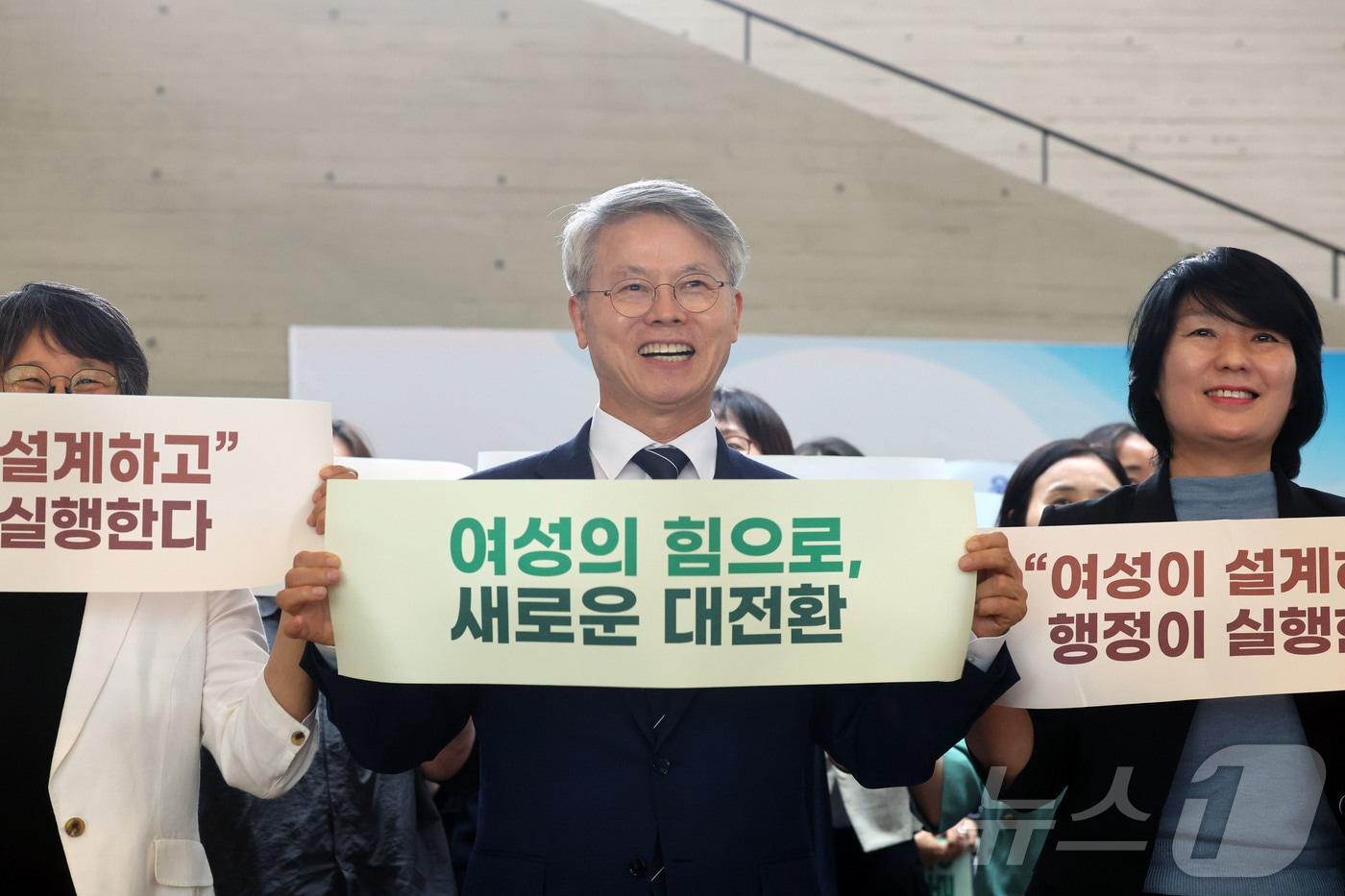 본문 이미지 - 민형배 전남광주특별시장 당선인이 23일 전남 목포 김대중 노벨평화상 기념관에서 열린 특별시민과의 대화 여성 분야 행사에 참석해 기념촬영을 하고 있다. 2026.6.23 ⓒ 뉴스1 조수민 수습기자