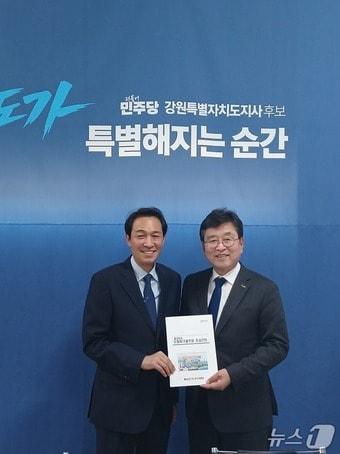 본문 이미지 - 장신상 횡성군수 당선인(사진 오른쪽)이 23일 우상호 강원도지사 당선인을 직접 만나 둔내면도립파크골프장건립추진위원회가 건의한 '도립파크골프장 조성사업' 건의서를 전달했다.(횡성군수직 인수위원회 제공. 재판매 및 DB금지)/뉴스1