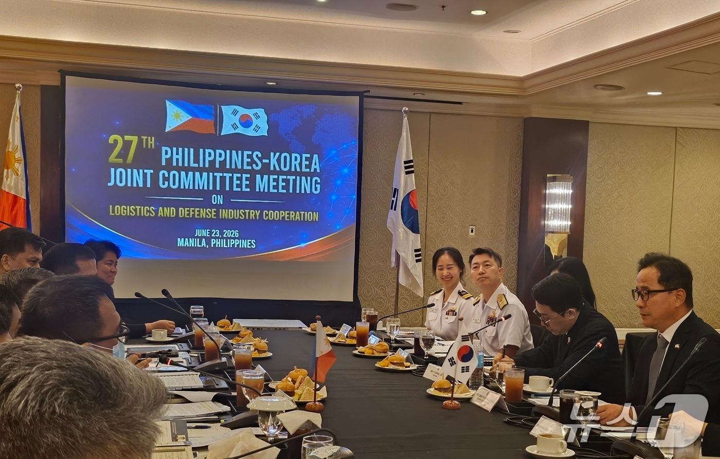 본문 이미지 - 23일 필리핀 마닐라에서 개최된 한-필리핀 방산군수공동위원회에서 참석자들이 양군 간 방산·군수 협력 강화 방안을 논의하고 있다. ( 방위사업청 제공)