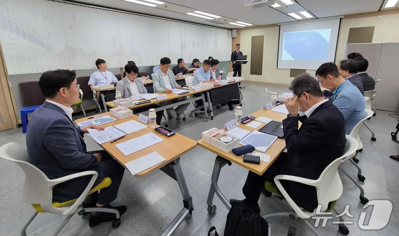 본문 이미지 - '가덕도신공항 허브공항화를 위한 단계별 추진전략 연구용역' 착수보고회 모습. 2026.6.23/뉴스1 ⓒ News1 임순택 기자