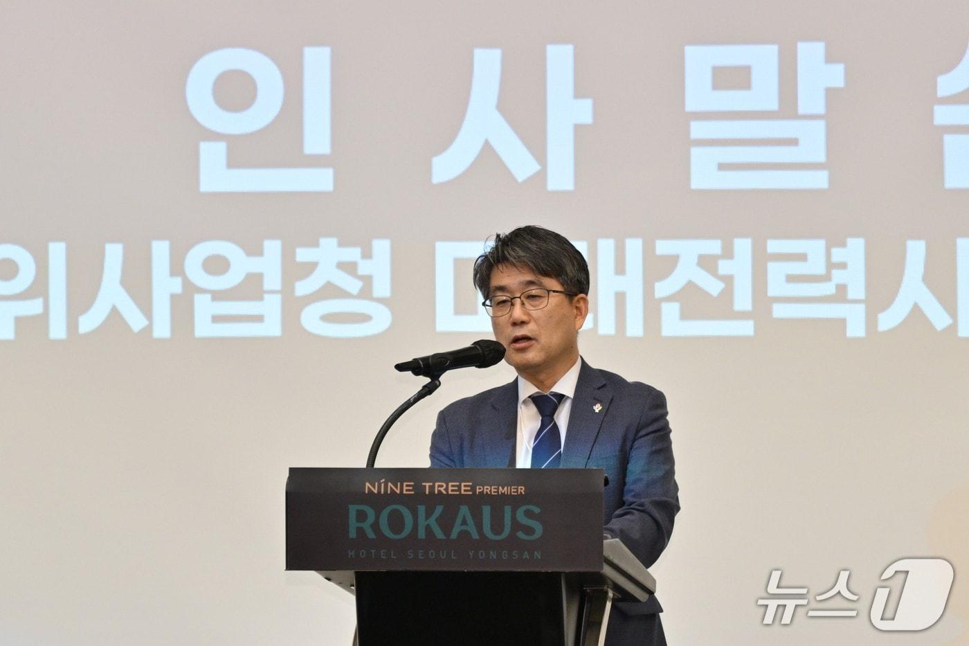 본문 이미지 - 23일 서울 용산구 로카우스 호텔에서 개최된 '범정부 드론·대드론 통합획득 협력포럼'에서 정기영 방위사업청 미래전력사업본부장이 인사말을 하고 있다. (방위사업청 제공)