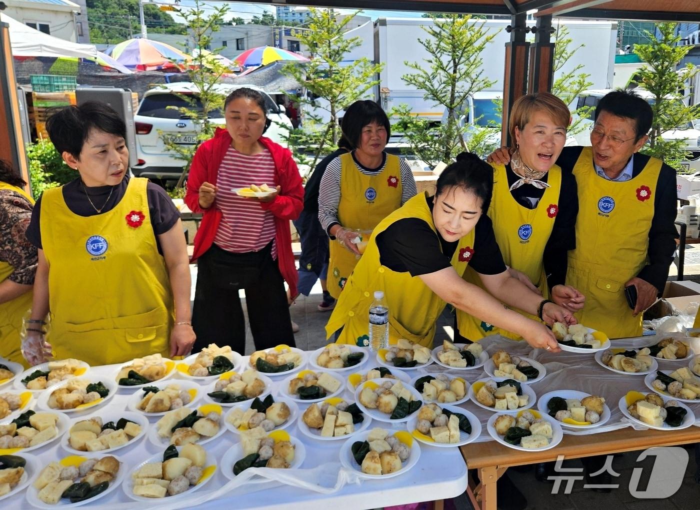 본문 이미지 - 자유총연맹 괴산군지회 6·25 음식 재현 시식회.(괴산군 제공. 재판매 및 DB금지)/뉴스1