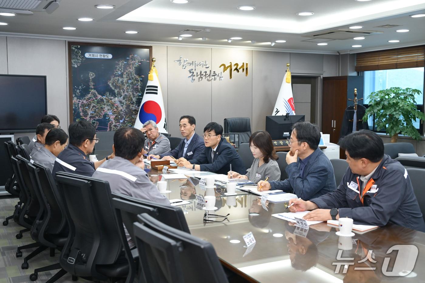 본문 이미지 - 23일 거제시와 한화오션 사내협력회사 협의회가 조선업 인력난 해소와 정주 여건 개선을 위한 간담회를 하고 있다.(거제시 제공. 재판매 및 DB금지)