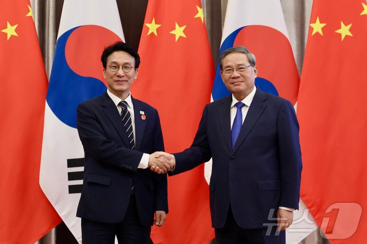 본문 이미지 - 김민석 국무총리가 23일 중국 다롄에서 리창 국무원 총리와 회담을 갖기 전 기념촬영을 하고 있다.(국무총리실 제공. 재판매 및 DB금지) 2026.6.23 ⓒ 뉴스1 이호윤 기자