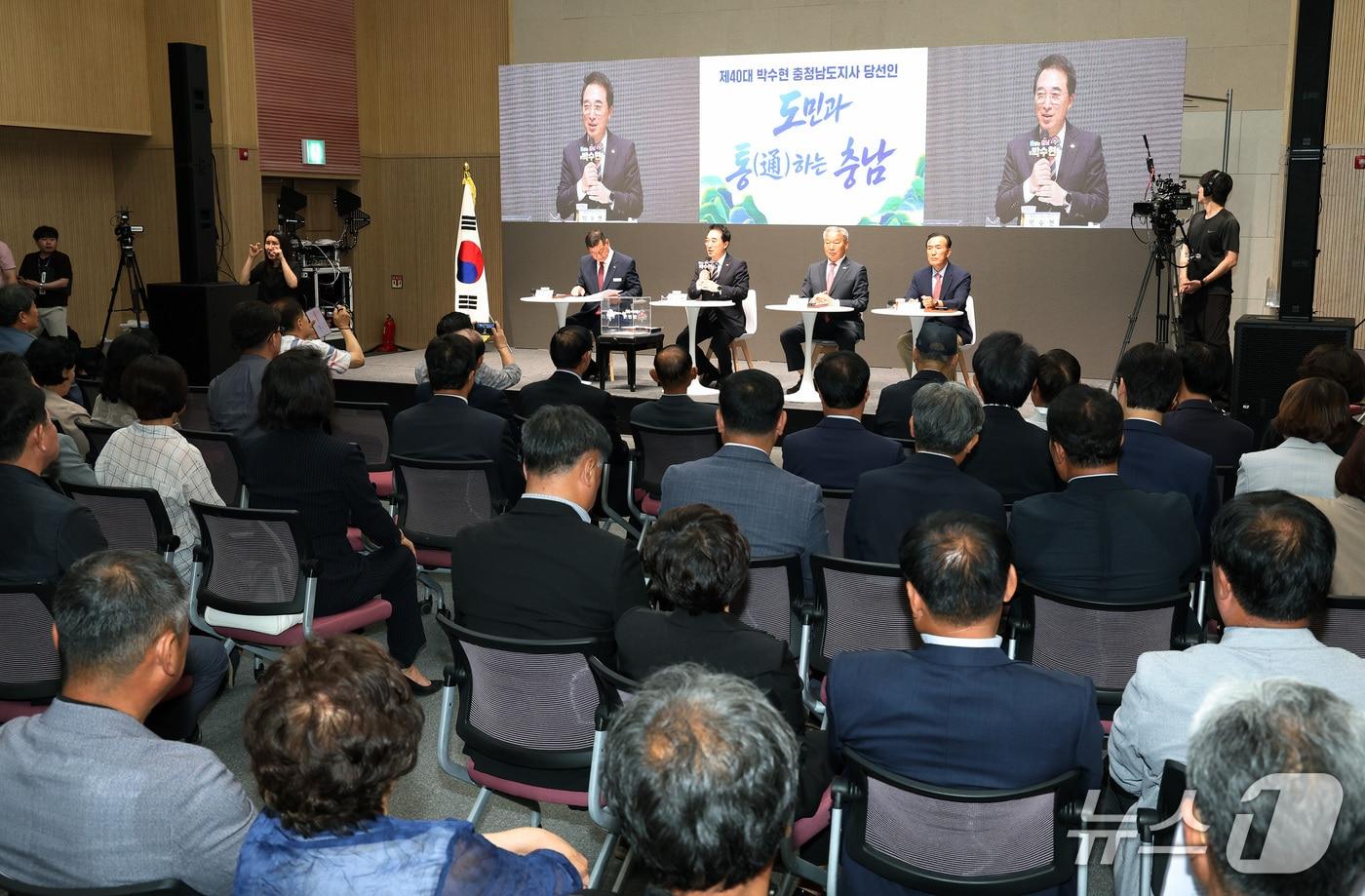 본문 이미지 - 박수현 충남도지사 당선인이 23일 공주 아트센터고마에서 열린 타운홀 미팅에서 발언하고 있다. ( 충남도지사 인수위원회 제공, 재판매 및 DB금지) / 뉴스1