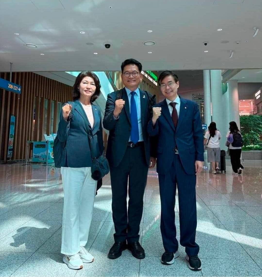 본문 이미지 - 송영길 전 더불어민주당 대표(가운데)가 23일 조정식 국회의장 특사 자격으로 미국으로 출국했다. 강경숙 조국혁신당 의원(왼쪽)과 조경태 국민의힘 의원(오른쪽)도 송 전 대표와 함께 방미길에 나섰다. (송 전 대표 SNS 갈무리) 2026.06.23/뉴스1