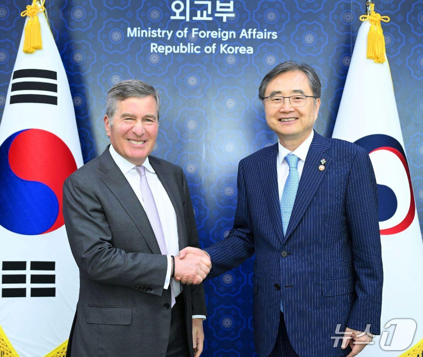 본문 이미지 - 조현 외교부 장관은 23일 방한 중인 찰스 리브킨 미국영화협회(MPA) 회장과 면담했다. (외교부 제공)