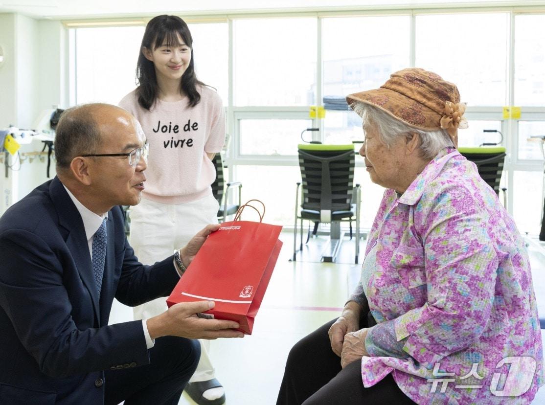 본문 이미지 - 윤종진 한국보훈복지의료공단 이사장이 23일 원주보훈요양원에서 입소자에게 건강식품을 전달하고 있다. (한국보훈복지의료공단 제공. 재판매 및 DB금지) 2026.6.23/뉴스1